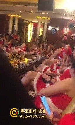 圣诞节荒诞名场面曝光,约不到炮的男人酒店发疯砸床,小姐坐包厢刷剧解闷,低端技师直接练草逼技术谋出路!-9