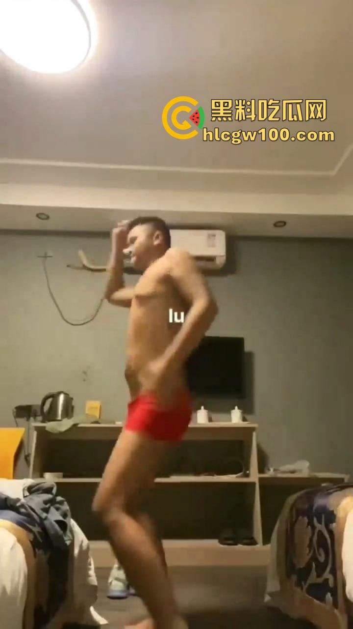 圣诞节荒诞名场面曝光,约不到炮的男人酒店发疯砸床,小姐坐包厢刷剧解闷,低端技师直接练草逼技术谋出路!-10