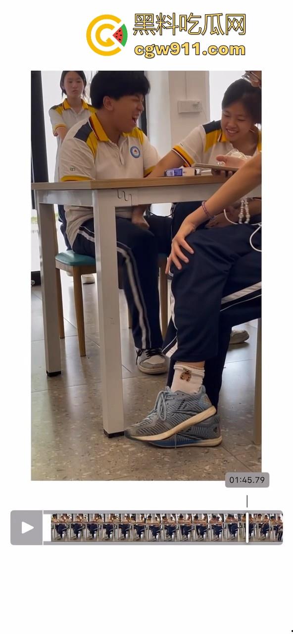 江门工贸职院早恋大瓜 !学生情侣当众互摸下体,腿长裤裆鼓鼓,纤手隔裤猛揉男生硬屌,满满的青春气息!-2