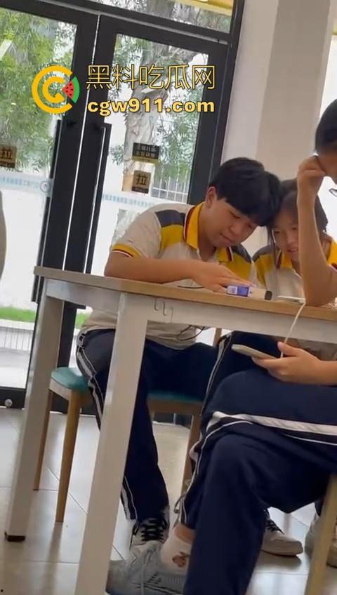 江门工贸职院早恋大瓜 !学生情侣当众互摸下体,腿长裤裆鼓鼓,纤手隔裤猛揉男生硬屌,满满的青春气息!-3