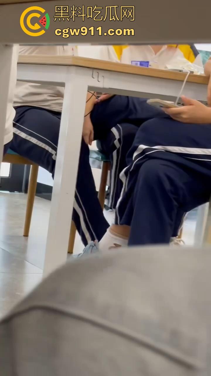 江门工贸职院早恋大瓜 !学生情侣当众互摸下体,腿长裤裆鼓鼓,纤手隔裤猛揉男生硬屌,满满的青春气息!-8