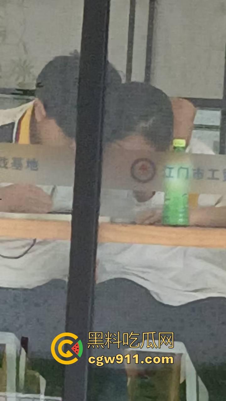 江门工贸职院早恋大瓜 !学生情侣当众互摸下体,腿长裤裆鼓鼓,纤手隔裤猛揉男生硬屌,满满的青春气息!-9