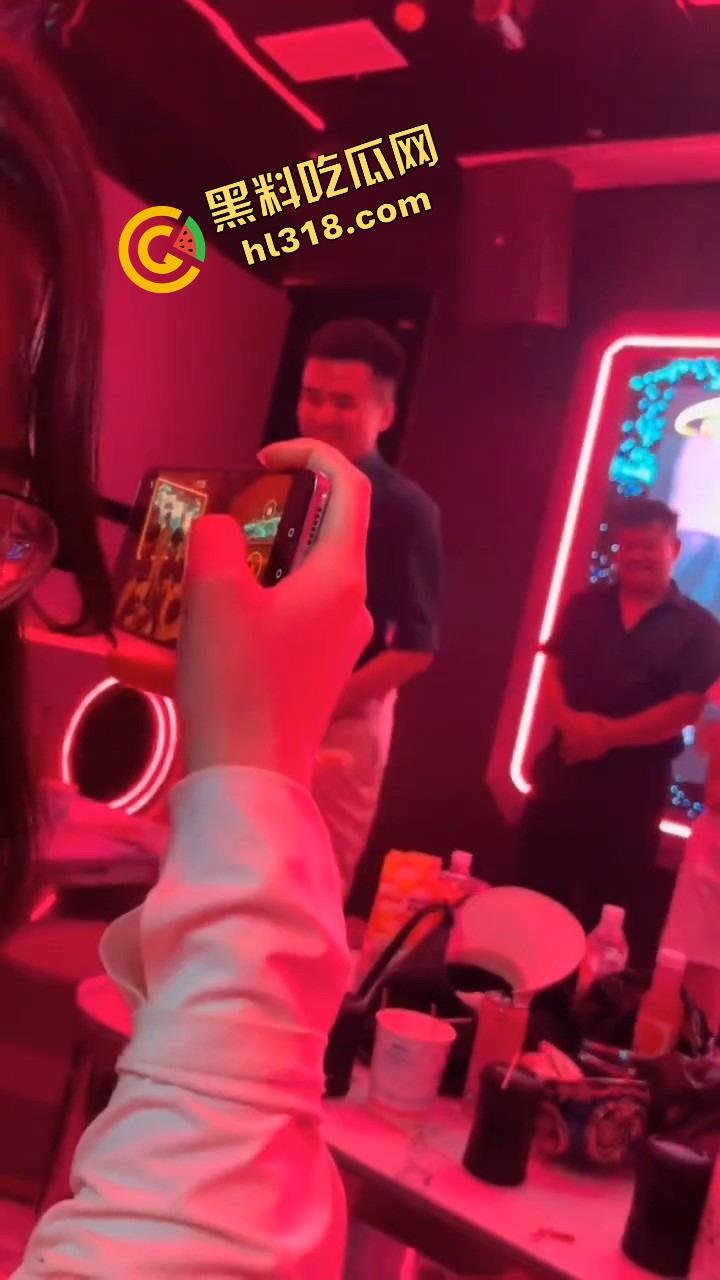 富婆KTV男模选秀,台上一群丑男只要带个鸡巴就能上,富婆有钱也不挑,瓜友们质量都比他们强太多!-6