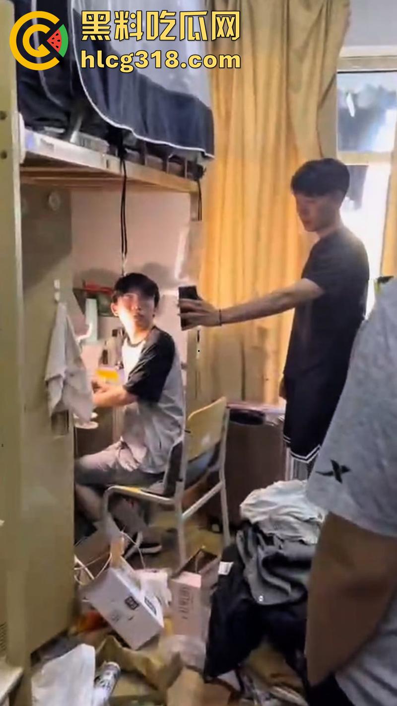 同宿舍的兄弟竟想操你屁眼,大连外国语眼镜变态男,偷同学球衣打飞机,被发现后将其曝光!-7
