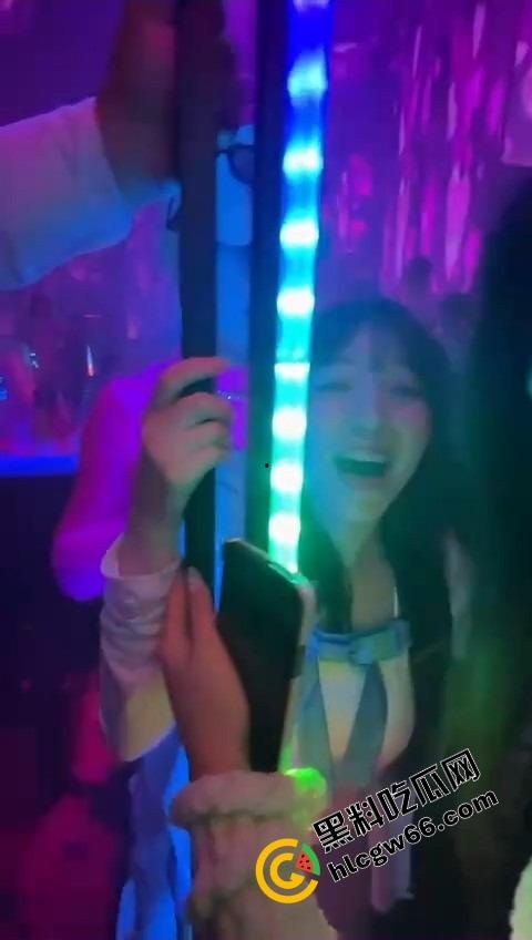 酒吧骚鸡骚鸭酒吧接头,骚鸭穿三角内裤黑丝在小仙女身上蹭到发烫,小姑娘笑疯了今晚不回家了!-8