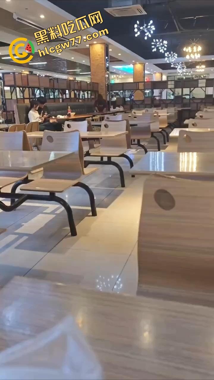 东莞开放大学食堂直接开干,女主餐桌下狂舔猛吞,吃上头当场骑脸开操,全程无视路人只顾自己摇摆!-6