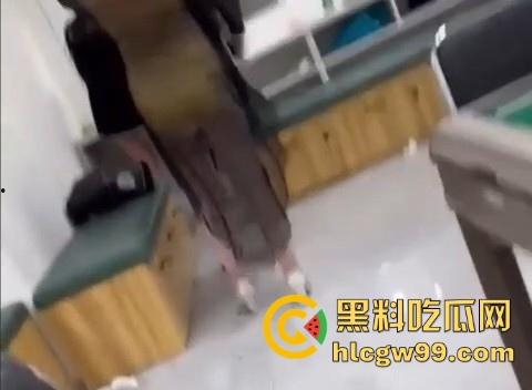 长春桑卉会所后台技师大打出手,疑似是抢客上钟起争执,我相信大奶子肯定没有错!-3