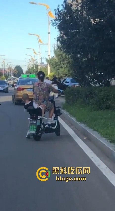 史上最猛路怒症!匕首对砍西瓜刀,手断了还往前冲!勇猛还是傻?让人看得直呼服了!-1