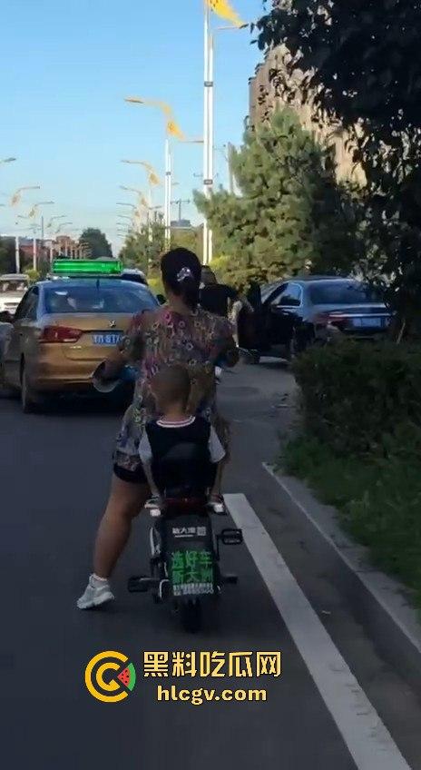 史上最猛路怒症!匕首对砍西瓜刀,手断了还往前冲!勇猛还是傻?让人看得直呼服了!-2