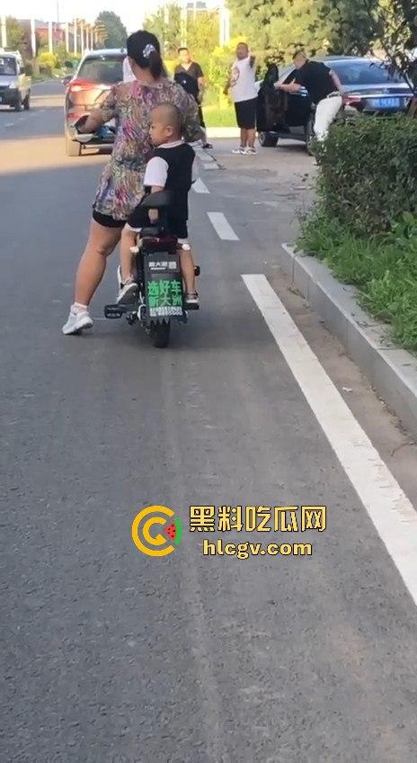 史上最猛路怒症!匕首对砍西瓜刀,手断了还往前冲!勇猛还是傻?让人看得直呼服了!-3