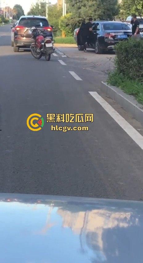 史上最猛路怒症!匕首对砍西瓜刀,手断了还往前冲!勇猛还是傻?让人看得直呼服了!-5