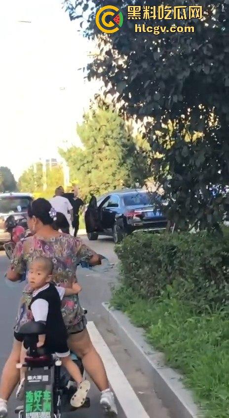 史上最猛路怒症!匕首对砍西瓜刀,手断了还往前冲!勇猛还是傻?让人看得直呼服了!-7