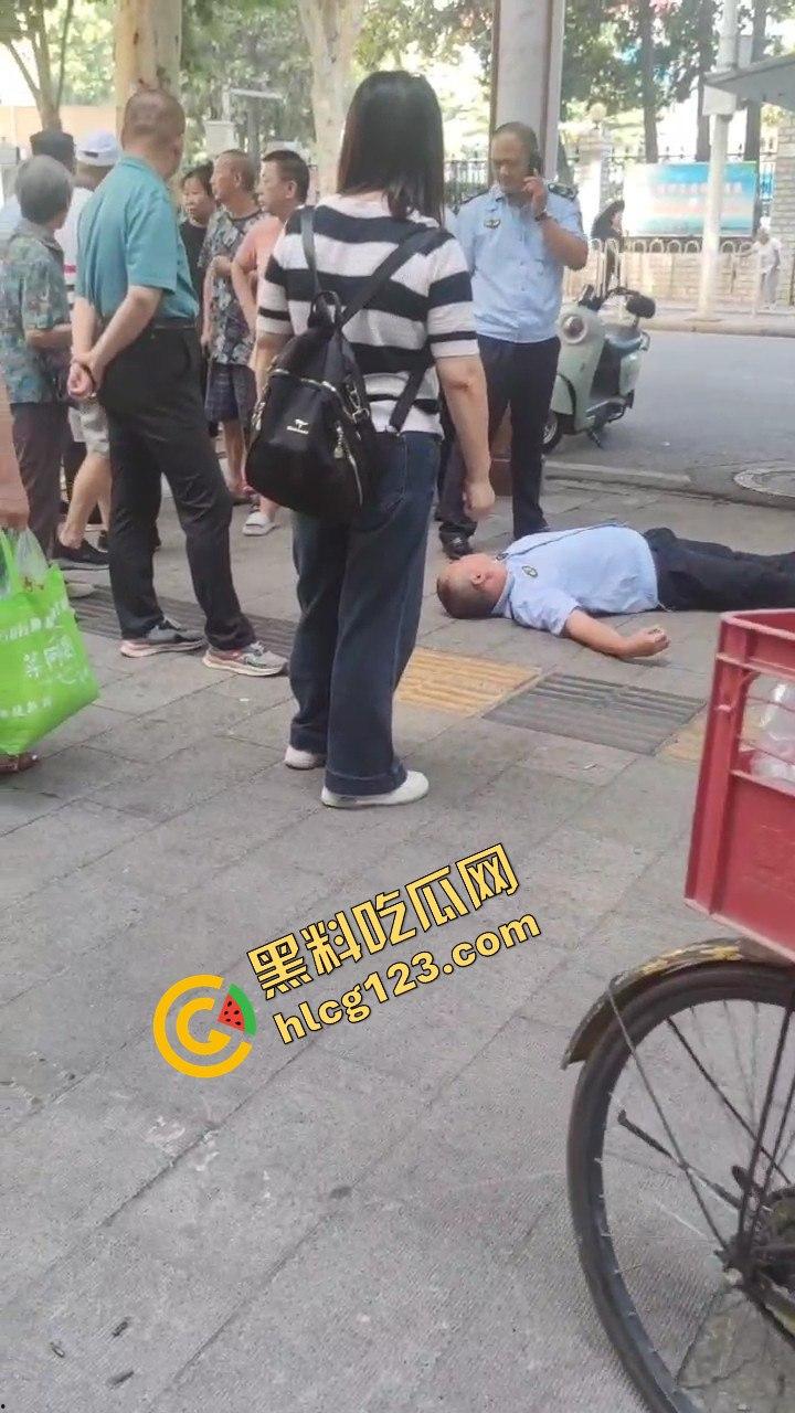 武汉超雄城管上演碰瓷大戏!大爷还没躺下他先躺,直接倒地喊头疼,懵逼大爷无路可走!-1