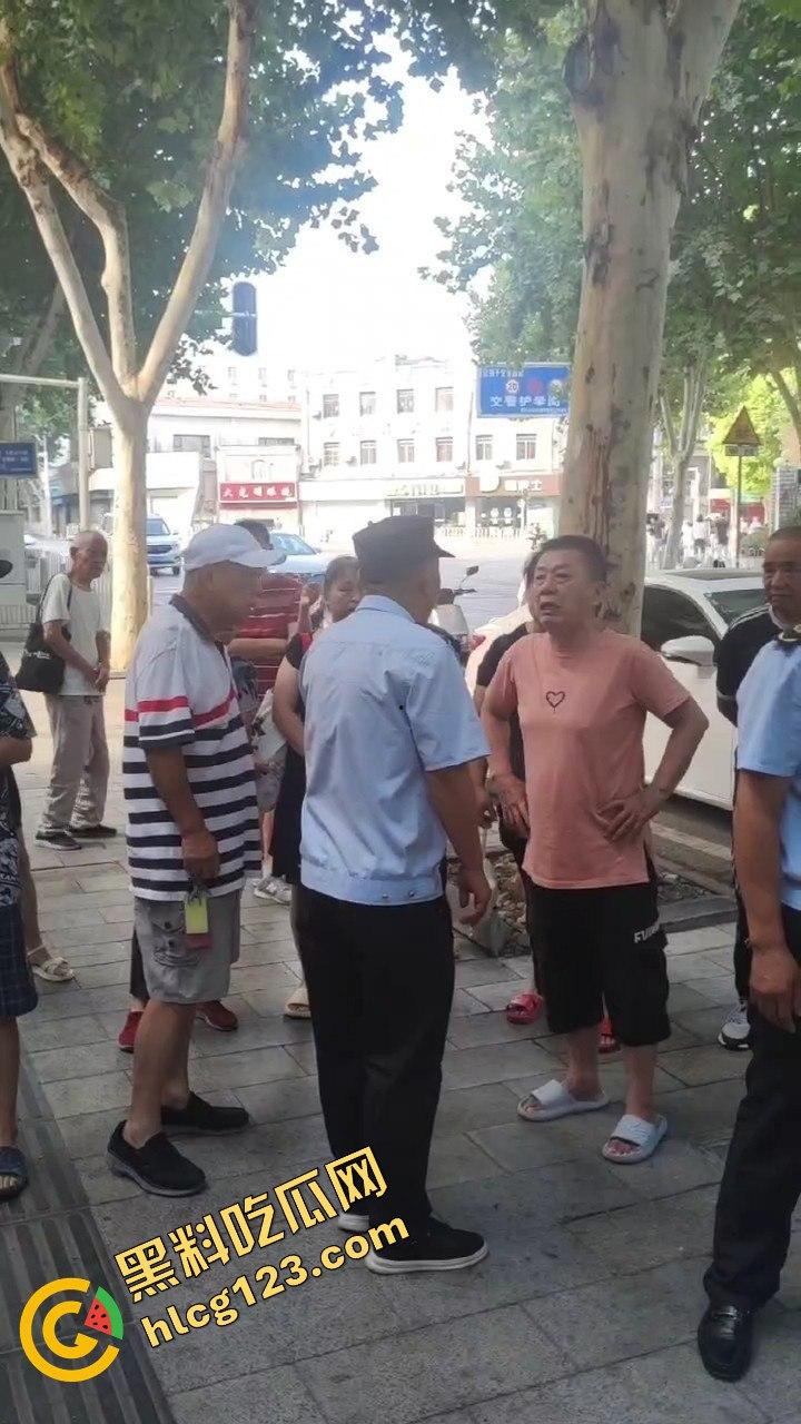 武汉超雄城管上演碰瓷大戏!大爷还没躺下他先躺,直接倒地喊头疼,懵逼大爷无路可走!-8