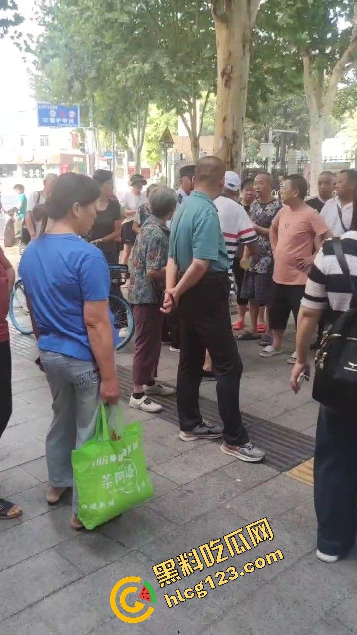 武汉超雄城管上演碰瓷大戏!大爷还没躺下他先躺,直接倒地喊头疼,懵逼大爷无路可走!-9