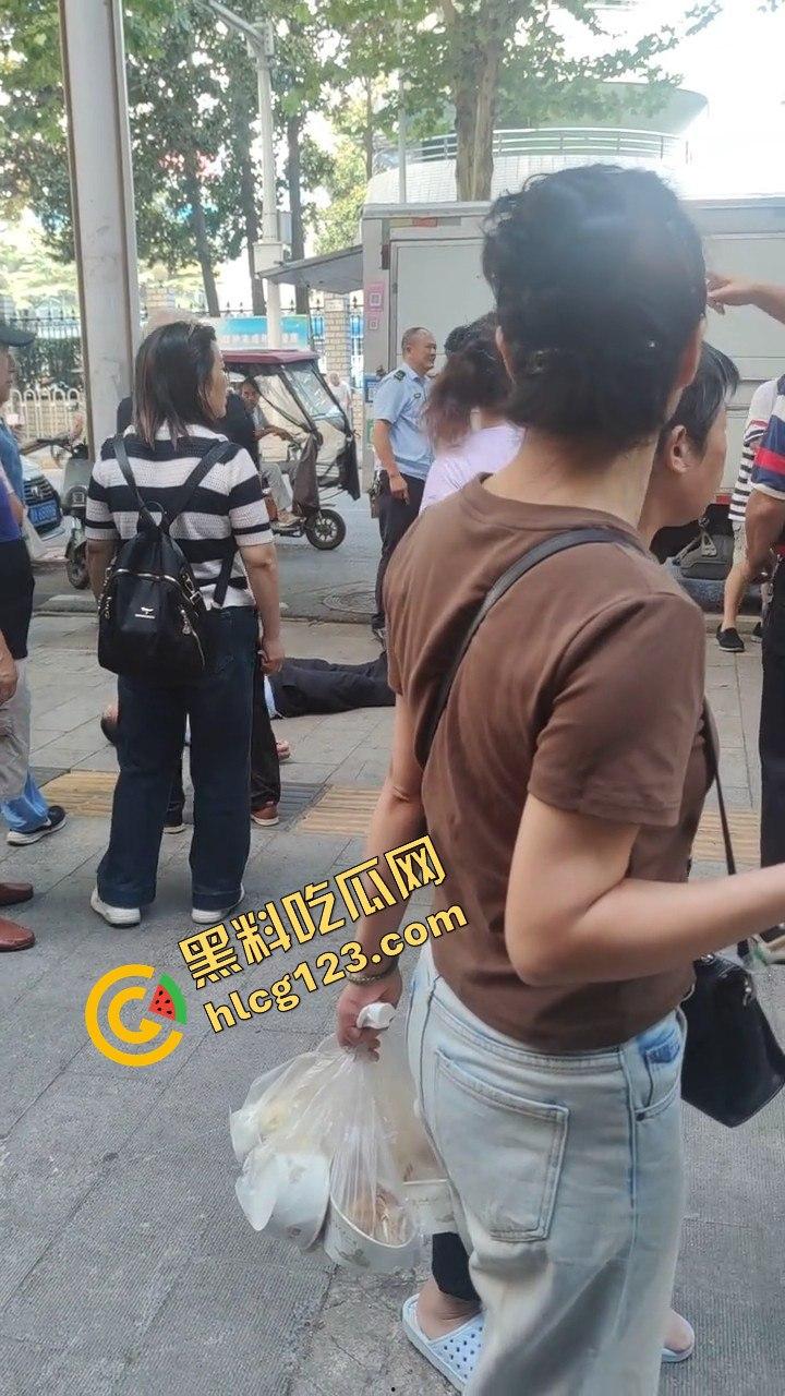 武汉超雄城管上演碰瓷大戏!大爷还没躺下他先躺,直接倒地喊头疼,懵逼大爷无路可走!-10