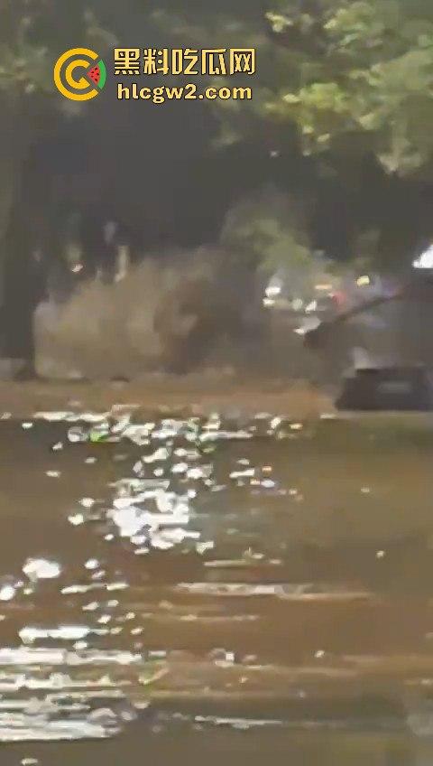 西安朱雀大街海水倒灌？小寨路口凌晨惊现黑色经典，西安的趵突泉上线了！-3