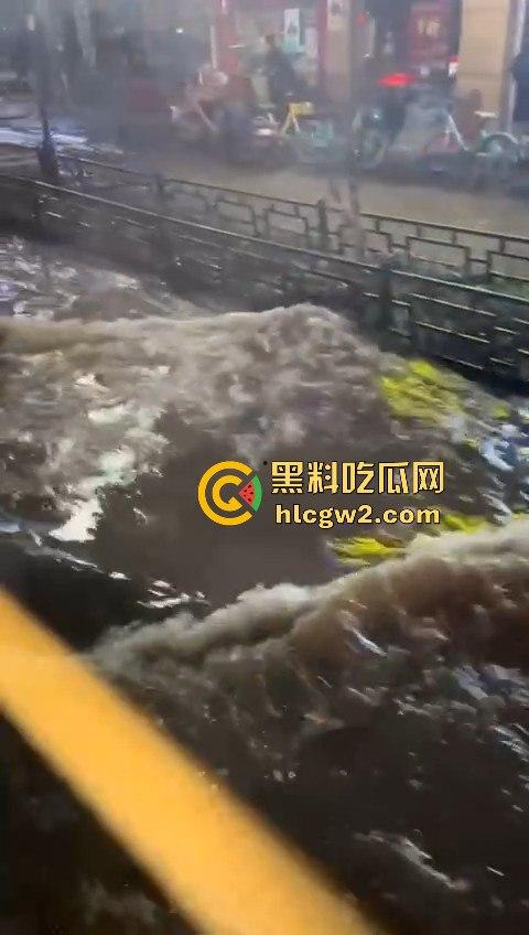 西安朱雀大街海水倒灌？小寨路口凌晨惊现黑色经典，西安的趵突泉上线了！-9