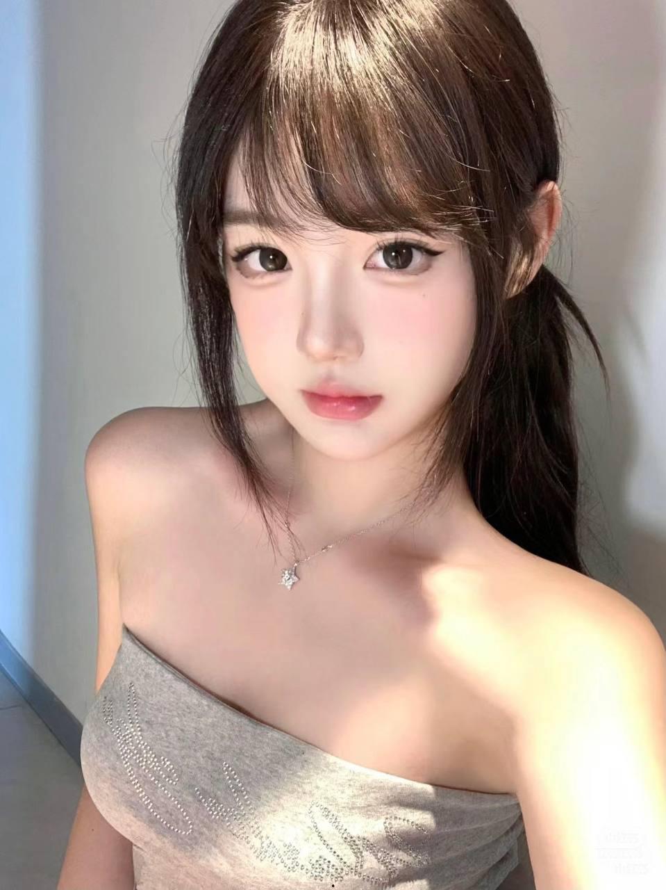 平日里的校园女神,娇羞似情窦初开,趴在落地窗前后入爆操,白虎嫩穴不断吸吮肉棒,主动张嘴被口爆吞精!-1