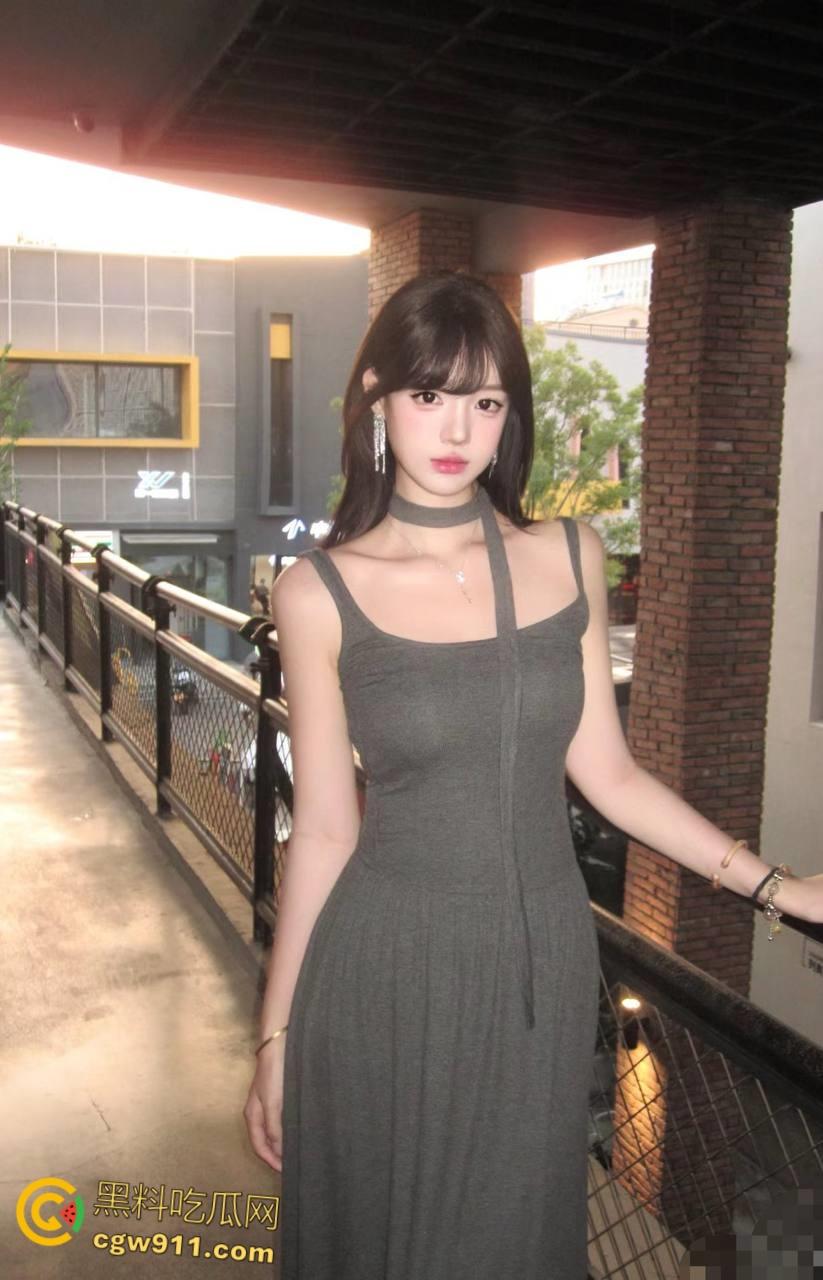 平日里的校园女神,娇羞似情窦初开,趴在落地窗前后入爆操,白虎嫩穴不断吸吮肉棒,主动张嘴被口爆吞精!-2