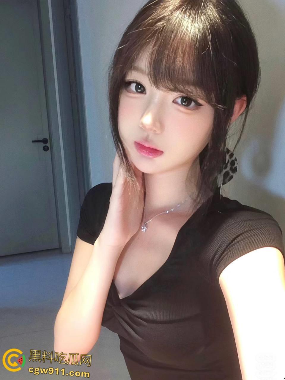 平日里的校园女神,娇羞似情窦初开,趴在落地窗前后入爆操,白虎嫩穴不断吸吮肉棒,主动张嘴被口爆吞精!-3