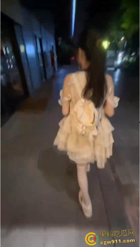 平日里的校园女神,娇羞似情窦初开,趴在落地窗前后入爆操,白虎嫩穴不断吸吮肉棒,主动张嘴被口爆吞精!-4