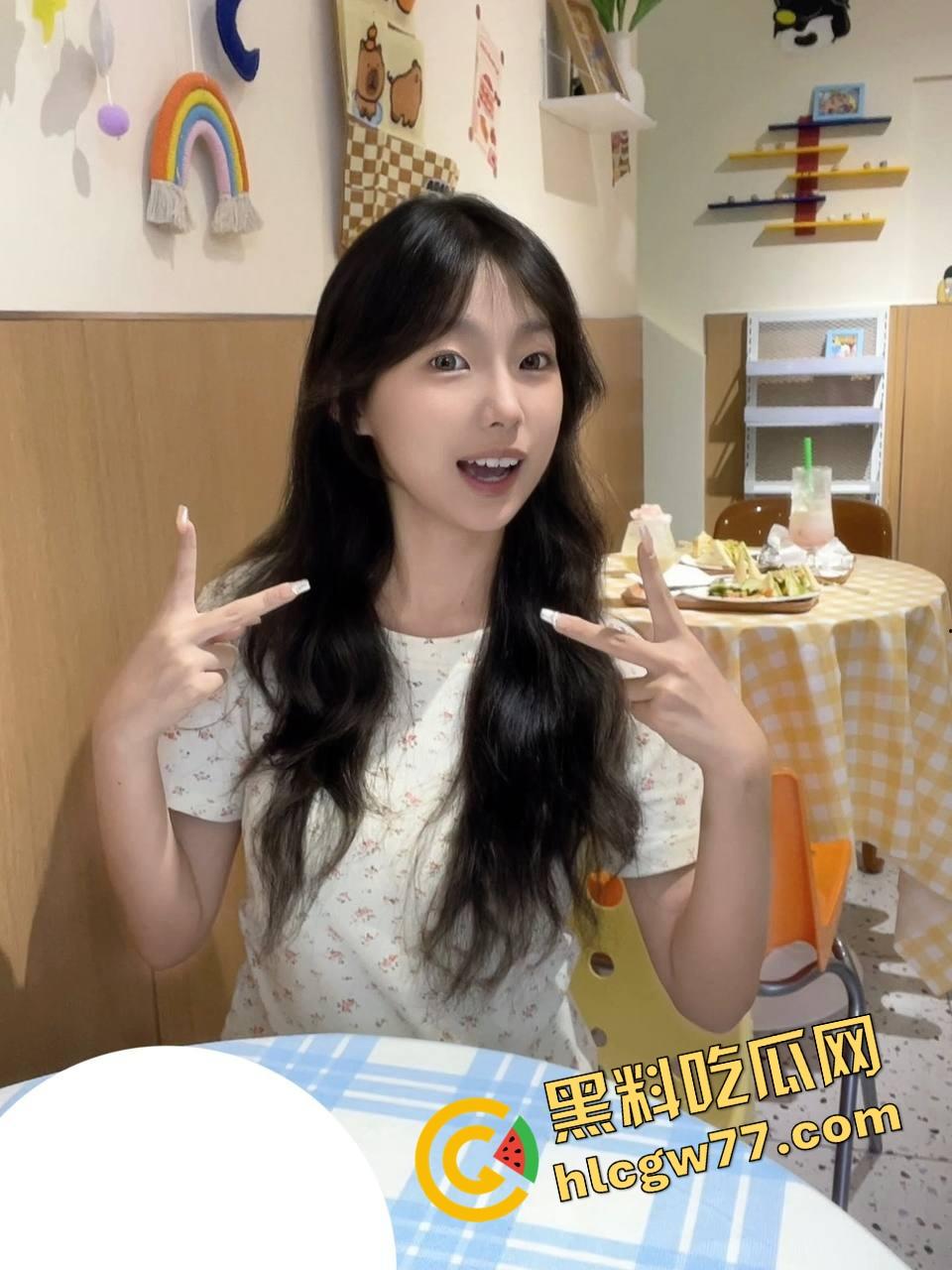 厕所野战被偷拍,白虎骚穴在马桶边被舔穿,口交互舔肉搏一气呵成,是骚是疯分不清了!-1