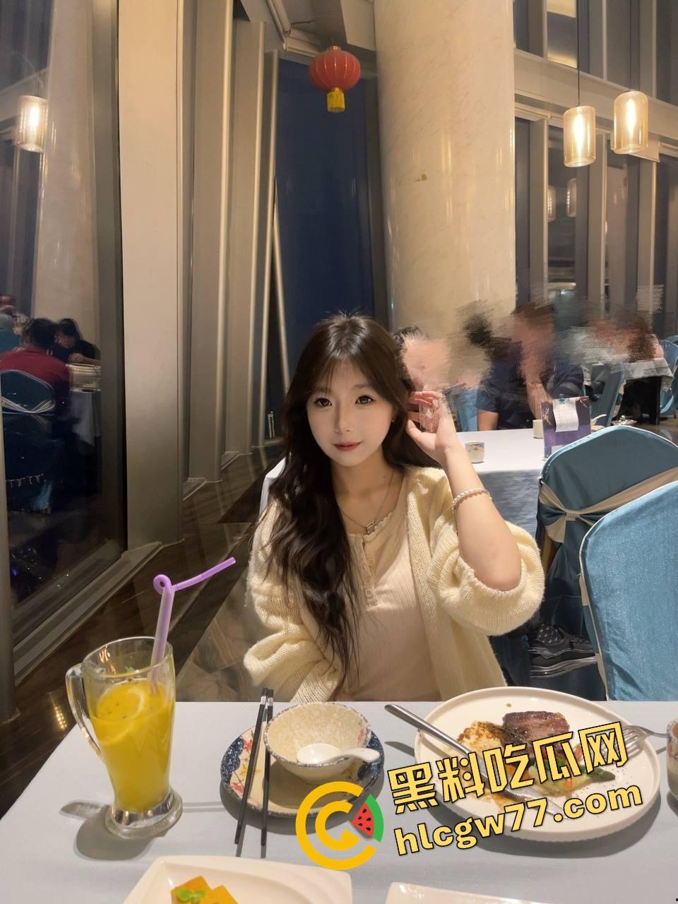 厕所野战被偷拍,白虎骚穴在马桶边被舔穿,口交互舔肉搏一气呵成,是骚是疯分不清了!-2