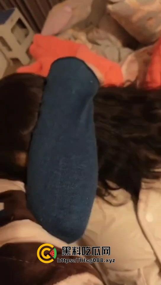 重庆沙坪坝区淫妇【杨芳仪】王者荣耀玩安琪拉勾汉子开操,老公气炸甩出聊天屌穴视频,这浪货一把年纪还挺骚!-17