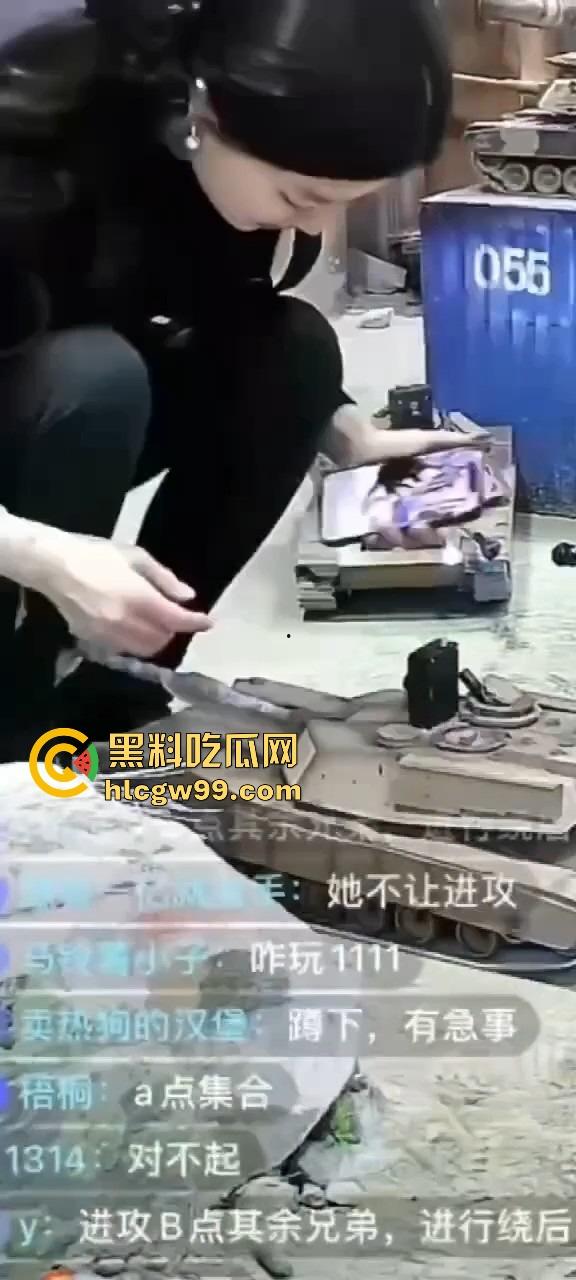 抖音『鑫荣佳RC坦克大战』玩出花，粉丝控制坦克B点猛攻，主播丝袜一天换三条，守着B点被戳到怀疑人生！-11