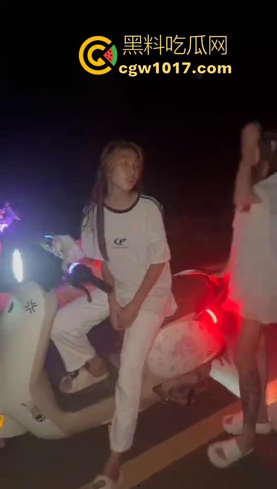 广东精神小妹夜间约架，不料刚下车没多久就被人按在地下，故意找茬呢！狠狠的羞辱，完全不得动弹，这下丢脸丢大了！-2