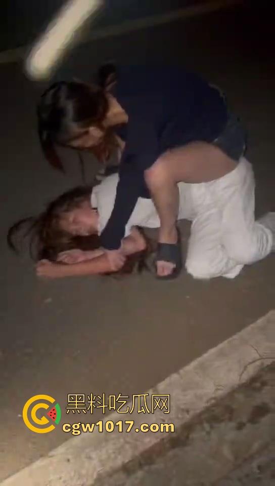 广东精神小妹夜间约架，不料刚下车没多久就被人按在地下，故意找茬呢！狠狠的羞辱，完全不得动弹，这下丢脸丢大了！-7