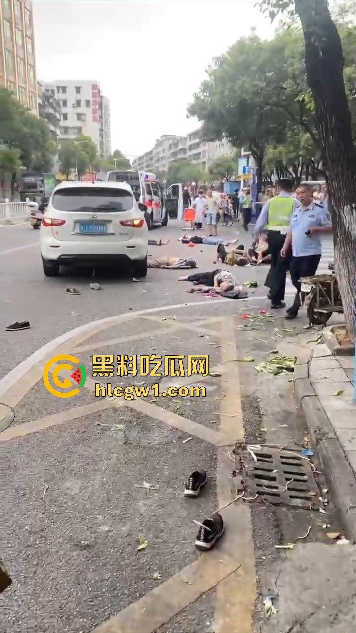 开平市街上惊现人肉保龄球!男子驾车撞飞8人,连刹车都懒得碰,不带刹车像玩游戏一样!-3