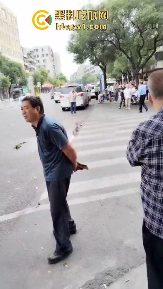 开平市街上惊现人肉保龄球!男子驾车撞飞8人,连刹车都懒得碰,不带刹车像玩游戏一样!-4