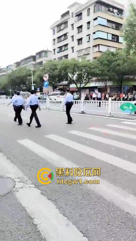 开平市街上惊现人肉保龄球!男子驾车撞飞8人,连刹车都懒得碰,不带刹车像玩游戏一样!-5