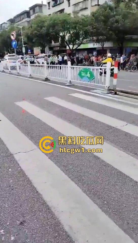 开平市街上惊现人肉保龄球!男子驾车撞飞8人,连刹车都懒得碰,不带刹车像玩游戏一样!-8