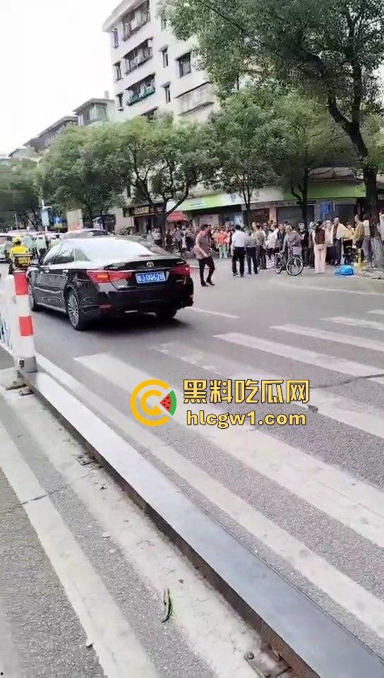 开平市街上惊现人肉保龄球!男子驾车撞飞8人,连刹车都懒得碰,不带刹车像玩游戏一样!-9