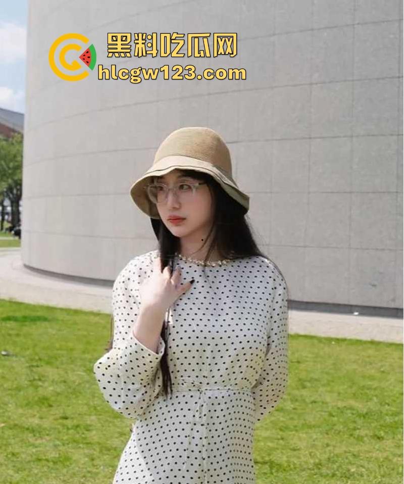 留学生圈又爆大瓜了!英国美女留学生【范黎】酒店3P视频流出 绿帽老公携手单男共玩骚妻 前后夹击无套内射!-4