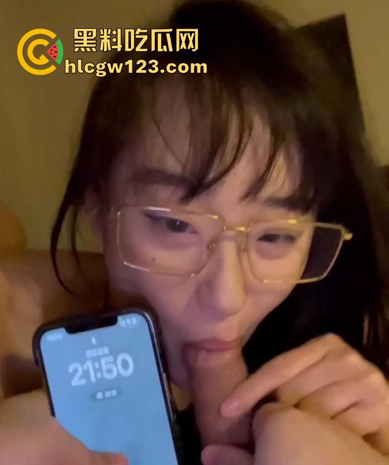 留学生圈又爆大瓜了!英国美女留学生【范黎】酒店3P视频流出 绿帽老公携手单男共玩骚妻 前后夹击无套内射!-8