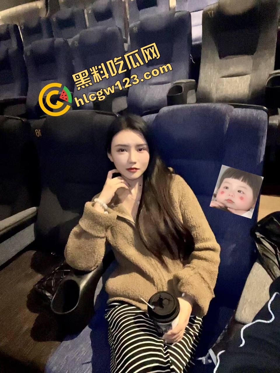 瓜友爆操南昌牛仔裤女神『赵娜』极品身材太逆天,直接剪开裤裆后入开干,理工男出手太狠太野了!-1