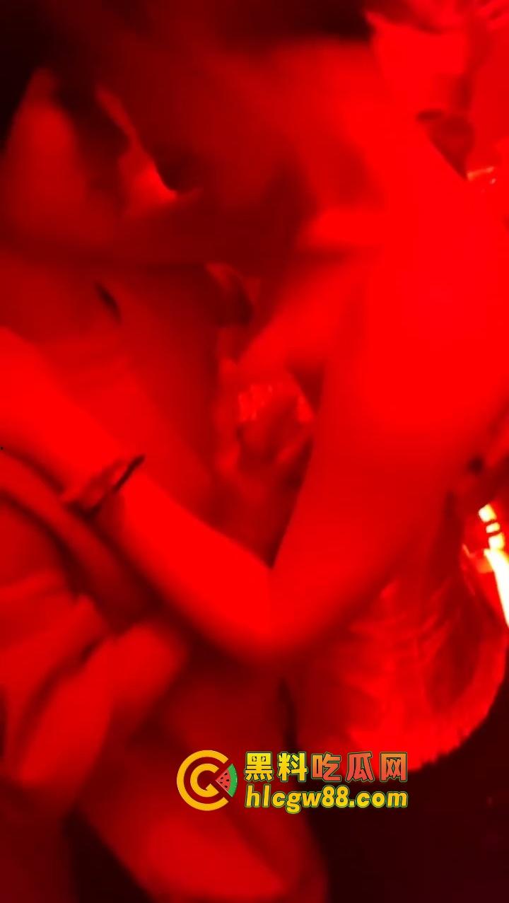 再见了朋友,今晚我就要起航!夜店丰乳肥臀小骚逼,直接摸逼闻味,确认确认无异味即刻战斗状态!-5