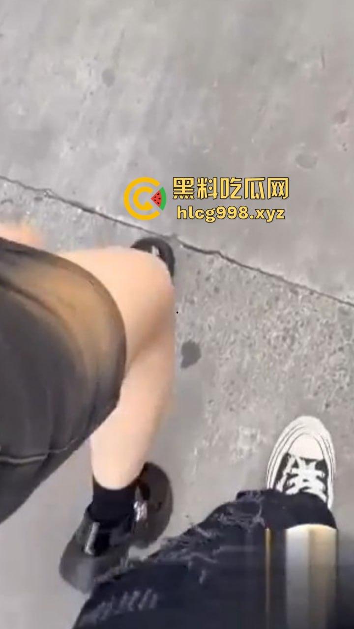 瓜友酒店开房爆操毕业妹子,小穴疼得她求饶!但居然操完跟闺蜜逛街去了,对话简直笑翻!-1