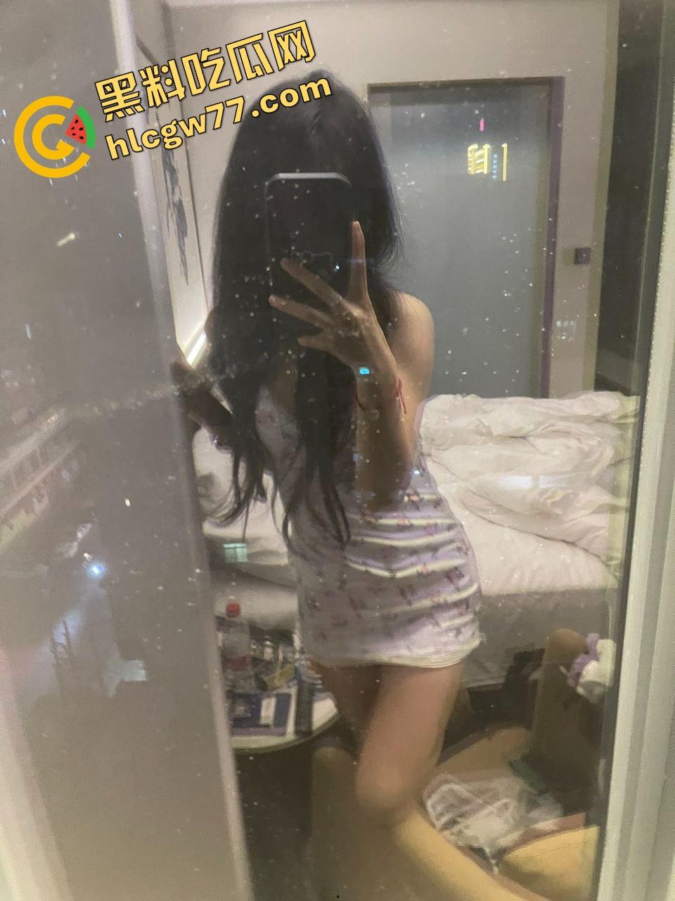 别看高中时装得纯,济南这【黄薇】私下骚得能申请国家级认证了,宿舍自拍都能剪出一部AV!-10