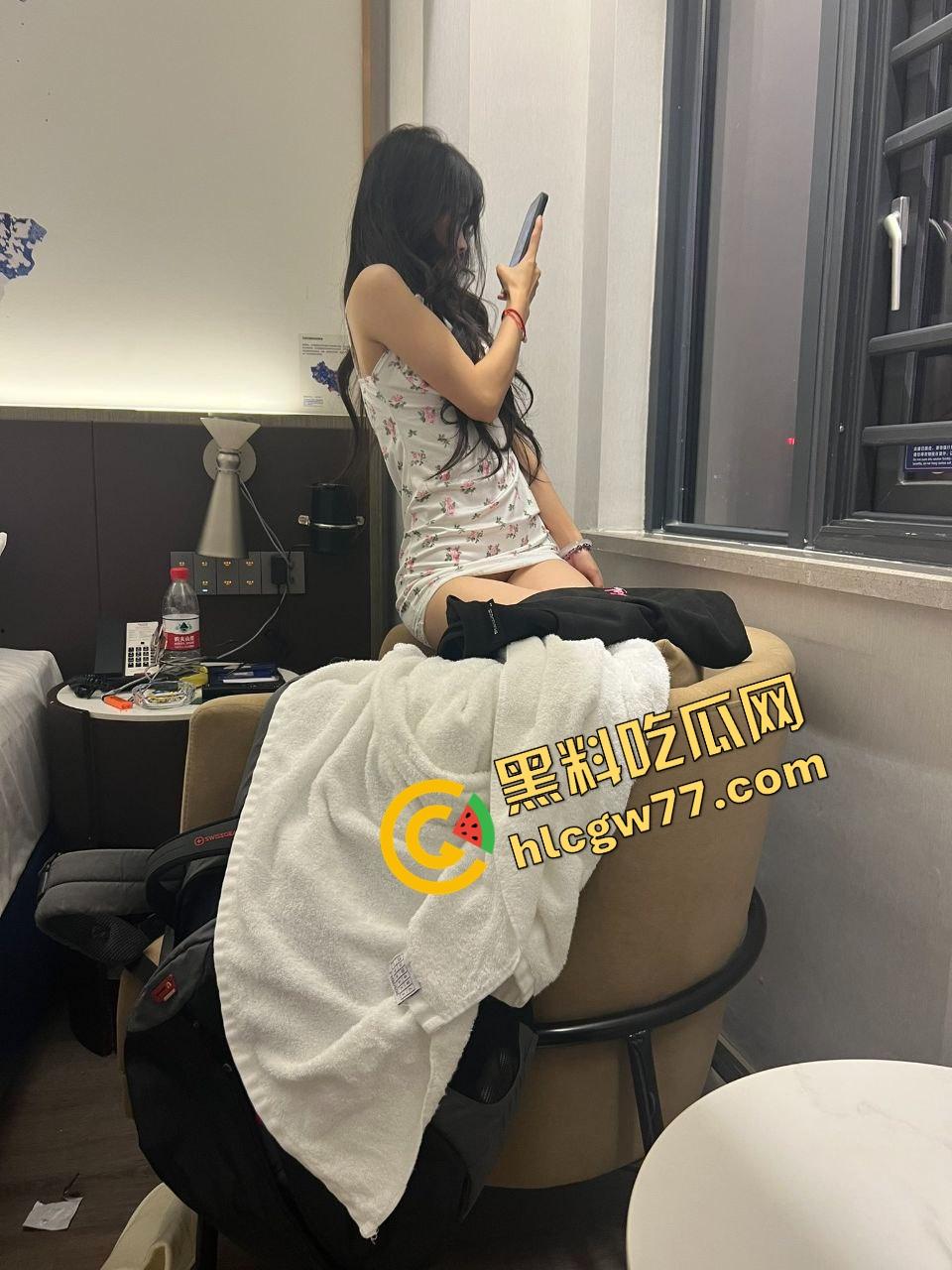 别看高中时装得纯,济南这【黄薇】私下骚得能申请国家级认证了,宿舍自拍都能剪出一部AV!-13