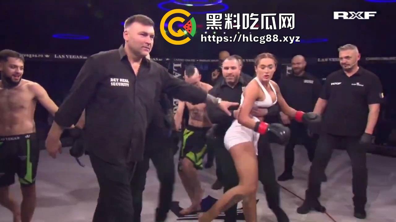 罗马尼亚三成人博主大奶妹进八角楼打拳被拳手狂揍,这要是换到床上2个男的都不够看!-11