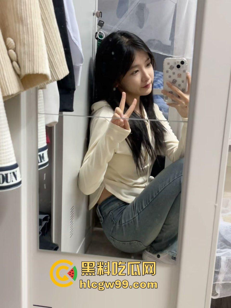 苏州艺术学校反差婊【陈萱怡】自拍高三刚刚发育成熟的纯天然美奶,私底下还高价酒店打炮后入!独家流出-5