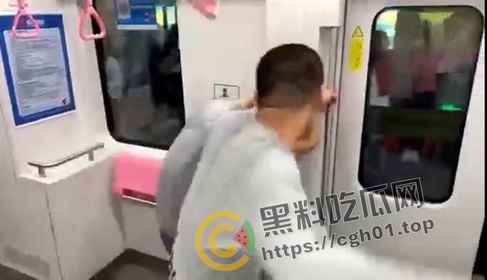 成都地铁男同捉奸 两个胖熊大打出手为了另一个胖熊 都是gay 何必呢-4