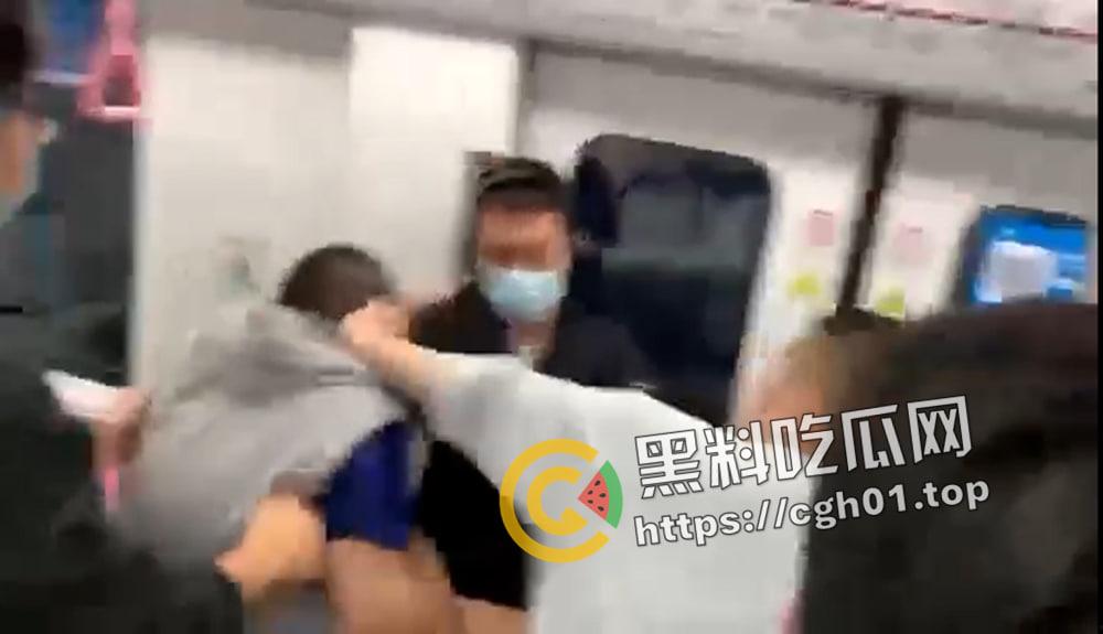 成都地铁男同捉奸 两个胖熊大打出手为了另一个胖熊 都是gay 何必呢-7