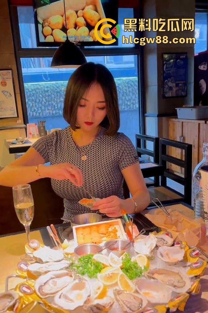 抖音巨乳肥臀反差网红坐拥97万粉丝【兔兔1104】线下约啪肥臀后入 揉奶抖臀 淫叫不断!-8