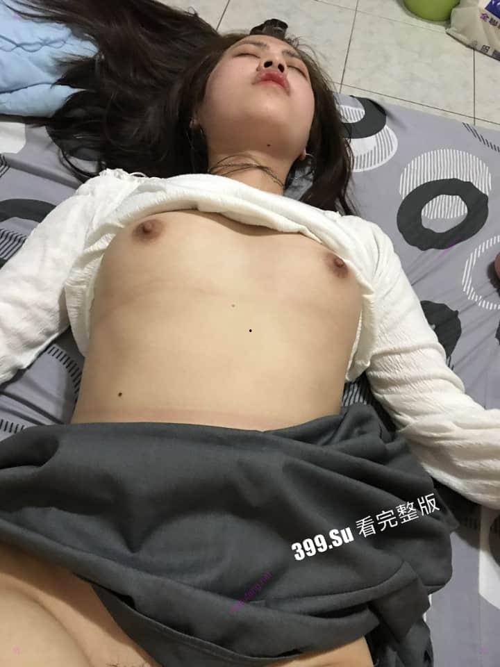 长相甜美的大一新生 抢手学妹被校内老油条设酒局灌醉 带回房间拍摄迷奸视频 露脸无套内射-9